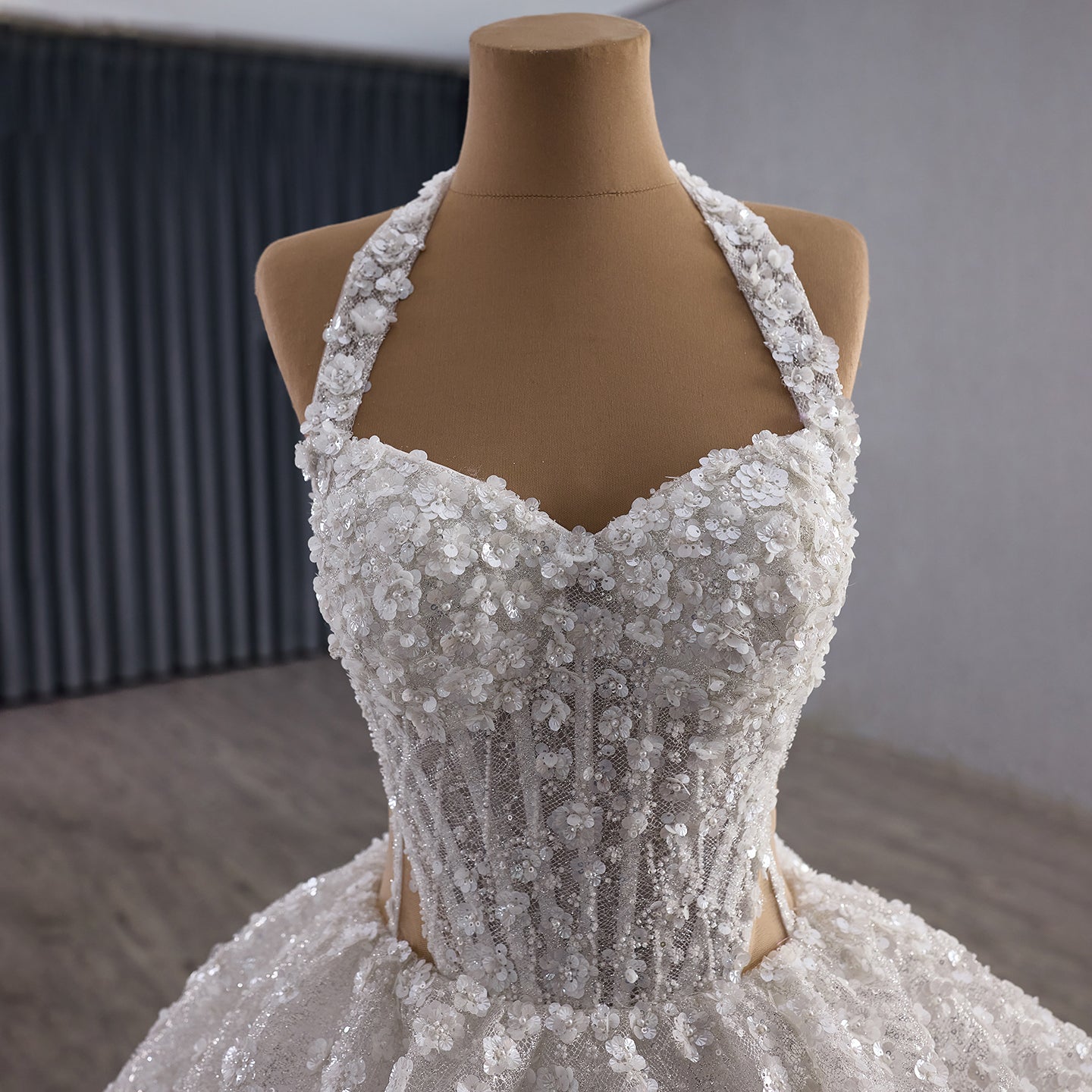 Luxury White Halter Floral Appliques Ball Gown Wedding Dress HM251085