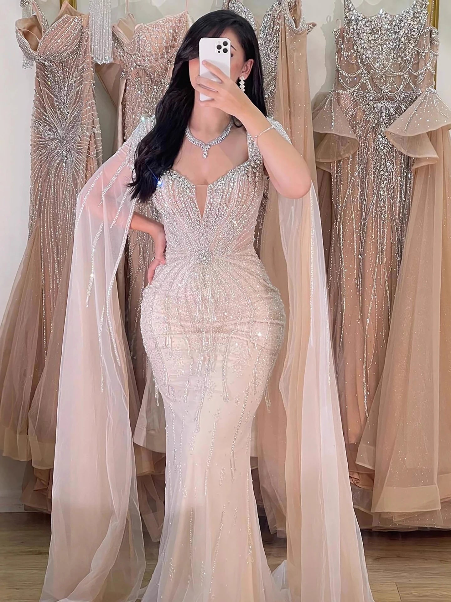 שמלת ערב אלגנטית בצבע בז' עם חרוזים ושרוולי שכמייה LA72992 