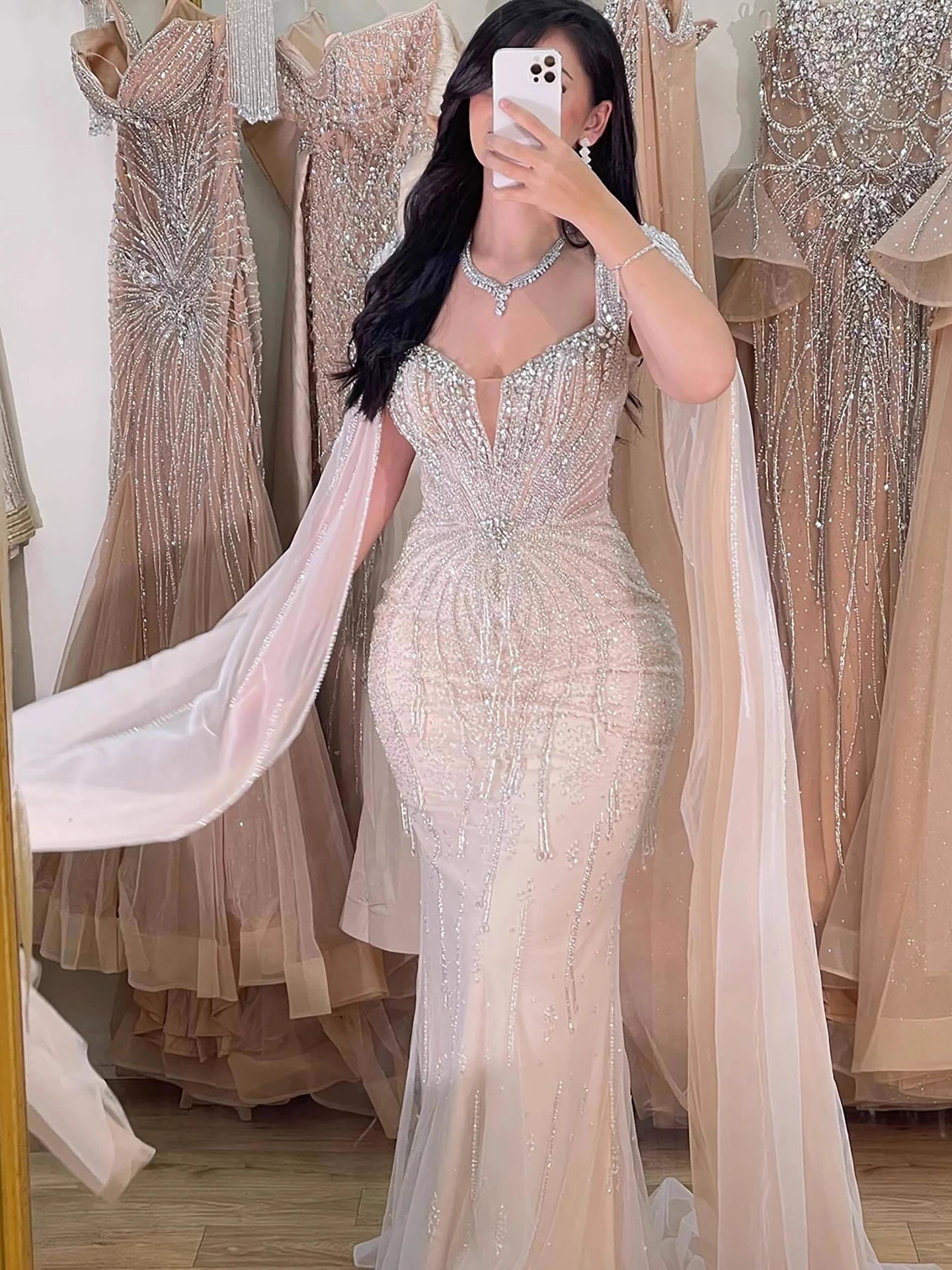 שמלת ערב אלגנטית בצבע בז' עם חרוזים ושרוולי שכמייה LA72992 