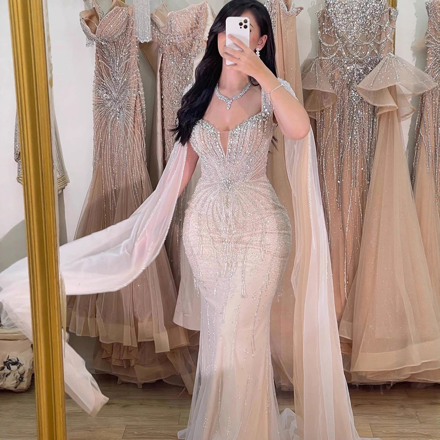 שמלת ערב אלגנטית בצבע בז' עם חרוזים ושרוולי שכמייה LA72992 