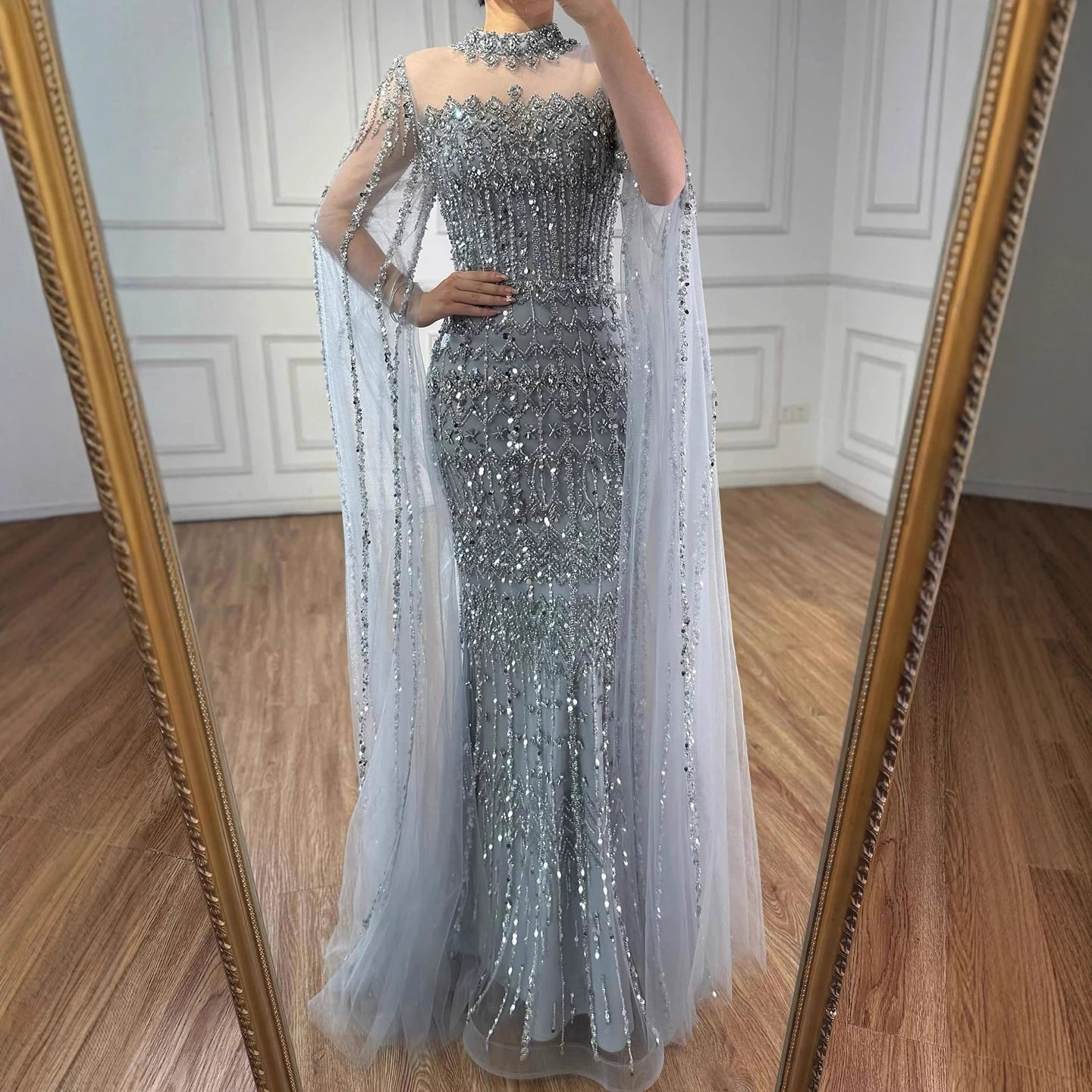 שמלת ערב יוקרתית עם חרוזים בגוון עירום ושרוולי שכמייה ארוכים LA72714A 