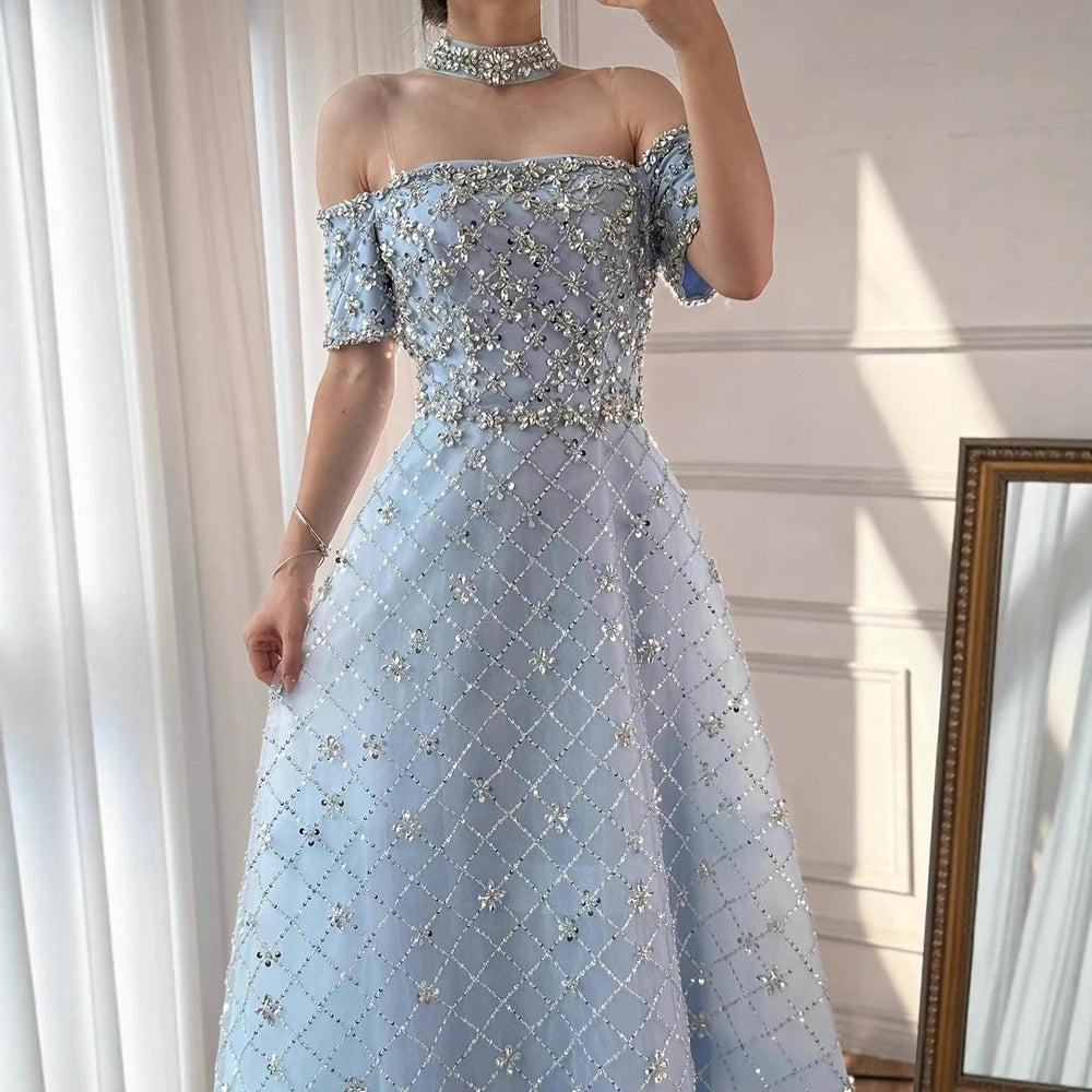 שמלת ערב יוקרתית בגזרה חלקה עם חרוזים וגבעות כתף בצבע כסוף בגוון A עם קריסטלים LA73122