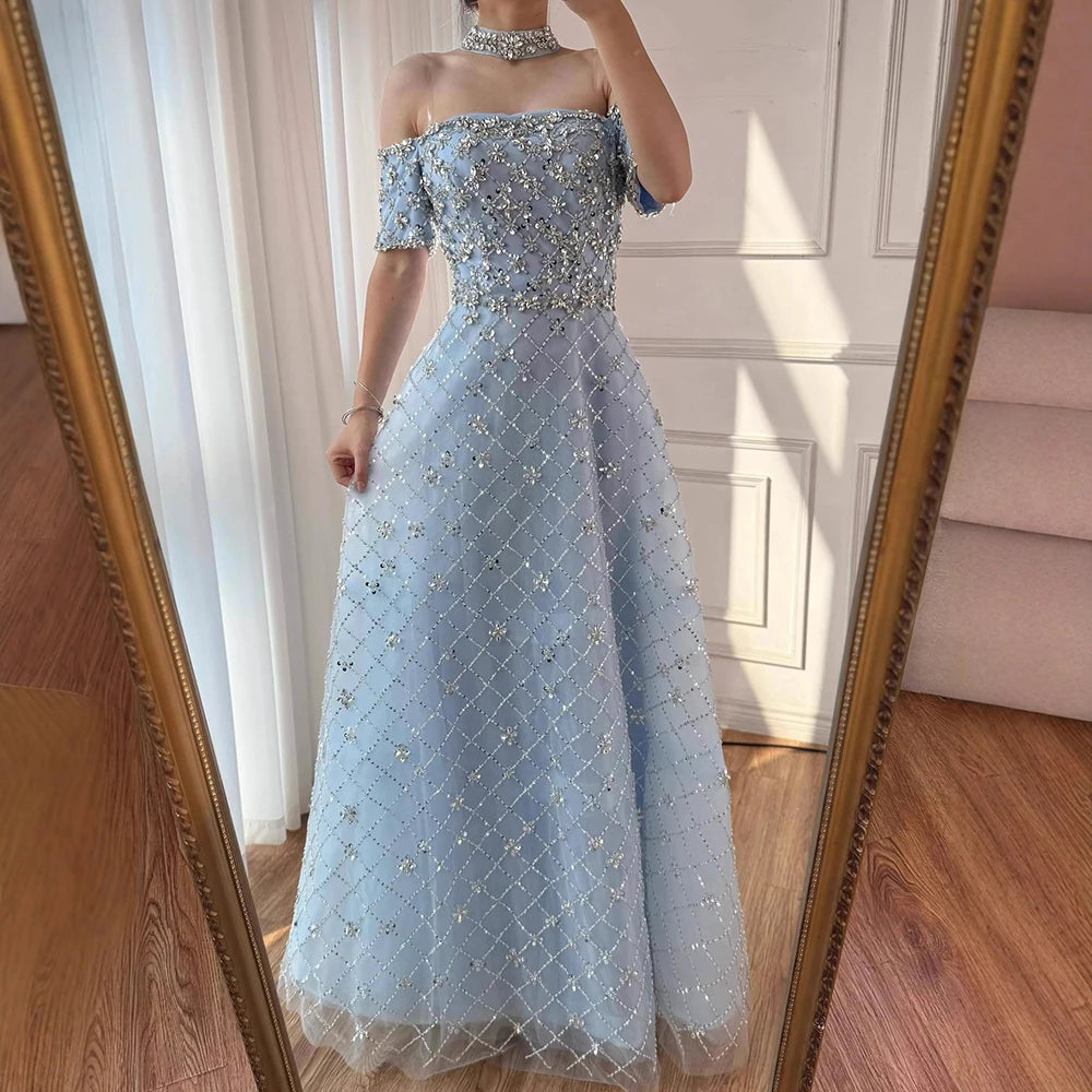 שמלת ערב יוקרתית בגזרה חלקה עם חרוזים וגבעות כתף בצבע כסוף בגוון A עם קריסטלים LA73122