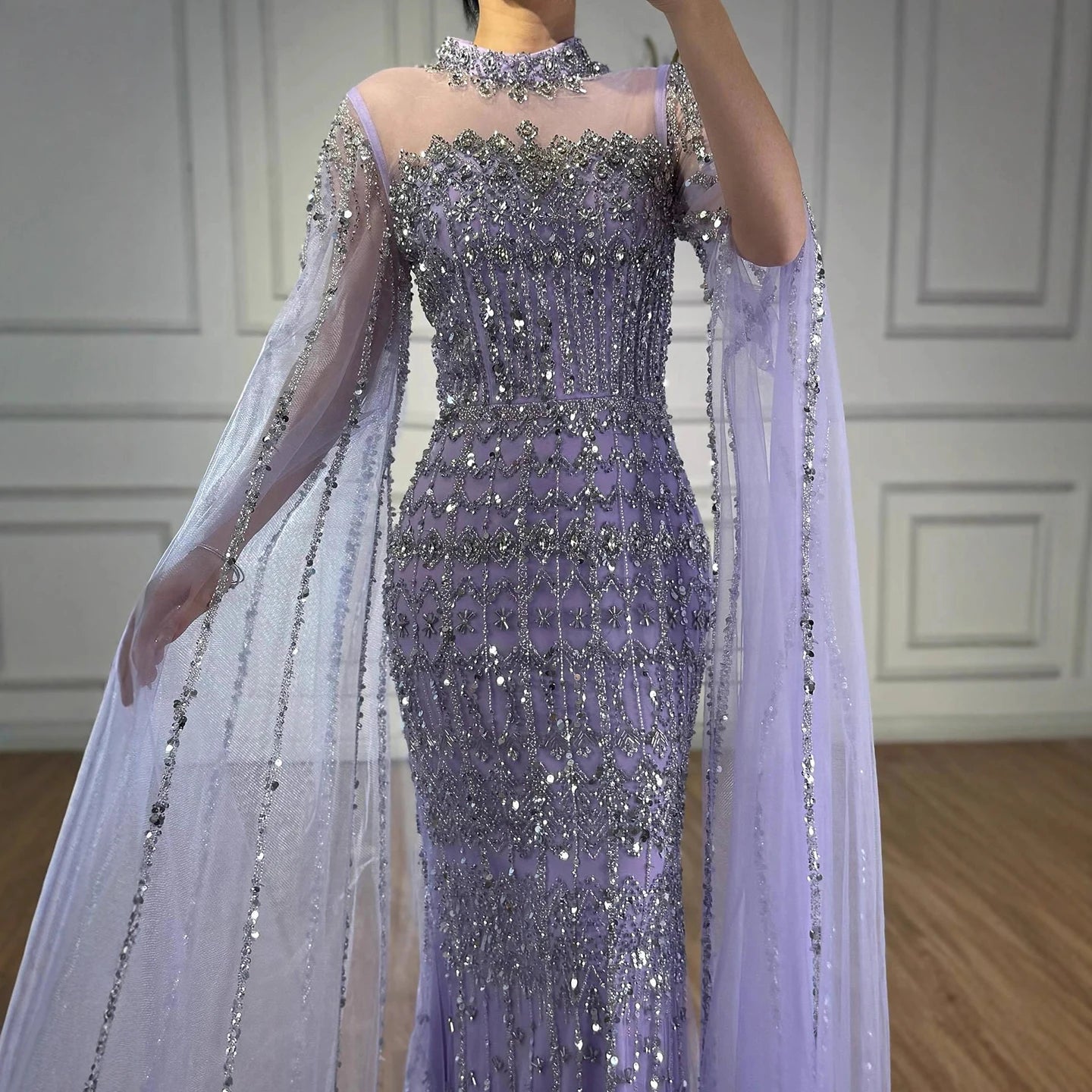 שמלת ערב יוקרתית עם חרוזים בגוון עירום ושרוולי שכמייה ארוכים LA72714A 