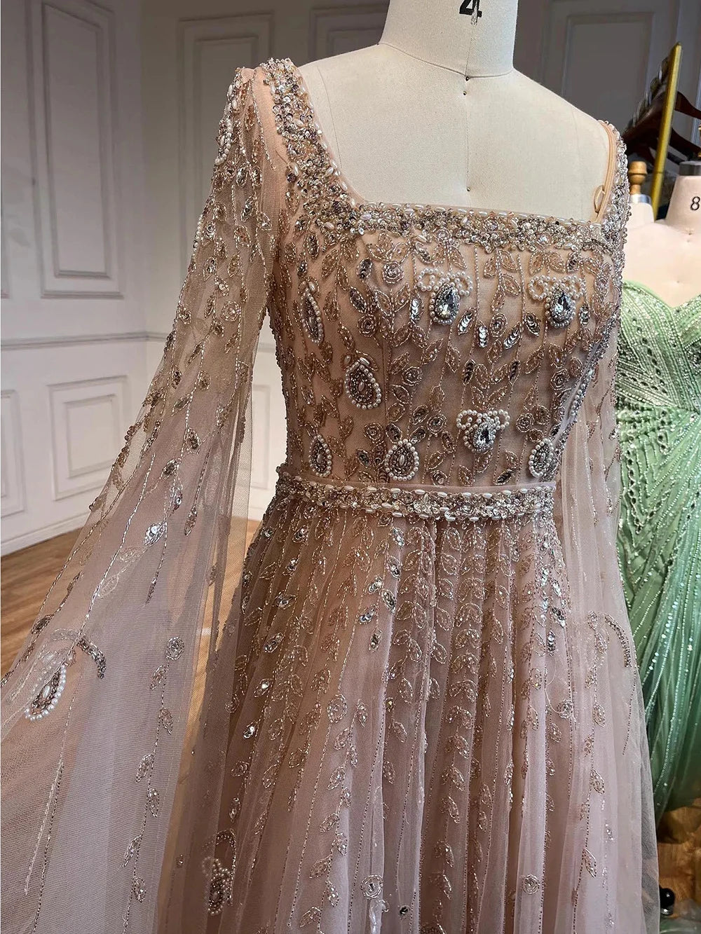 שמלת ערב דובאי ורודה יוקרתית מעוצבת עם גלימה LA71803A