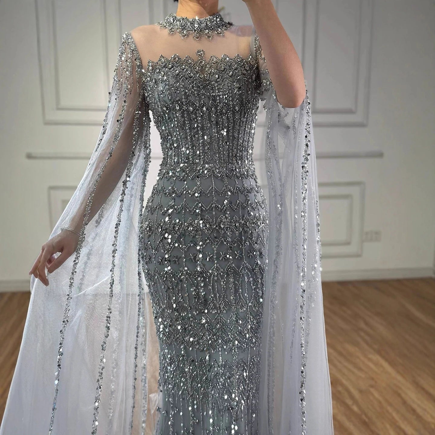 שמלת ערב יוקרתית עם חרוזים בגוון עירום ושרוולי שכמייה ארוכים LA72714A 