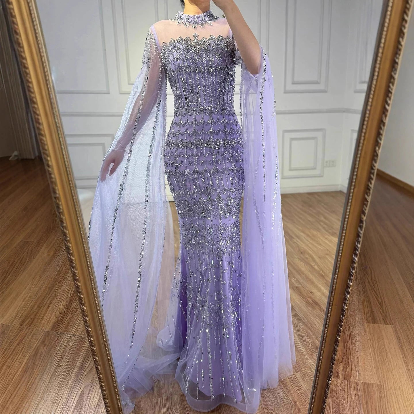 שמלת ערב יוקרתית עם חרוזים בגוון עירום ושרוולי שכמייה ארוכים LA72714A 